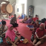 Petugas dari Polsek Prajurit Kulon bersama warga terdampak banjir di Masjid Al Mubarok.