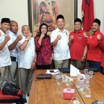 Ketua DPC Gerindra Asluchul Alif bersama jajaran pengurus PDIP Gresik. foto: SYUHUD/ BANGSAONLINE