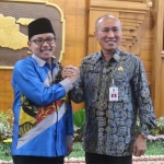 Sutijai Plt. Wali Kota Malang dan Wahid Wahyudi mantan Pjs. Wali Kota Malang salam komando usai sertijab di gedung Negara Grahadi Surabaya, Sabtu (23/06). foto: istimewa