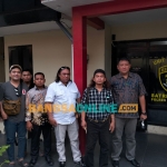 (dari kiri) Yosi BRN berambut pajang saat di dampingi  4 kuasa Hukumnya saat  mendatangi Unit I PIDUM Satreskrim Polres Pasuruan. Foto: M Andy Fachrudin/BANGSAONLINE