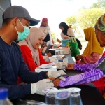 Tim medis bersama Insan Petrokimia Gresik memberikan pemeriksaan kesehatan gratis bagi lansia di Pulau Talango dalam program PG Bakti Pelosok Negeri.