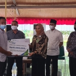 Kepala BPJS Ketenagakerjaan Wilayah Madura Vinca Meltasari menyerahkan santunan kematian Rp 1,134 miliar kepada 27 ahli waris dengan masing-masing mendapat Rp 42 juta di Pendopo Agung Bangkalan, Rabu (4/8/2021). (foto: ist)