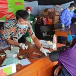 Pelayanan kesehatan yang dilakukan Indosat terhadap warga pengungsi akibat bencana alam. (foto: ist)