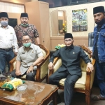 Muzamil Syafii saat menerima perwakilan warga yang wadul soal keberadaan Puslatpur TNI AL, kemarin.