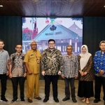 Bupati Kediri bersama Kepala SMA Dharma Wanita Boarding School dan jajaran. Foto: Ist