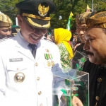Wali Kota Malang HM Anton saat memberikan penghargaan kepada Hariyanto, Kepala Pasar. foto: IWAN IRAWAN/ BANGSAONLINE