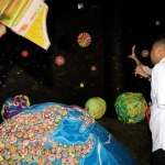 Bupati Gresik Fandi Akhmad Yani melihat tampilan  teknologi digital di salah satu ruang wisata GUS. foto: ist.
