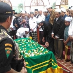 Jenazah almaghfurlah KH. Abd. Rahman Yahya dikerumuni santri dan warga serta pelayat, untuk persiapan mensholati di masjid pondok Gading, Jumat (04/05). Foto : Iwan/BANGSAONLINE 