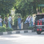 Para pelajar terpaksa berdiri di pinggir jalan karena tidak ada halte. foto: GUNADI/ BANGSAONLINE