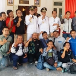 Bupati Latif Imron Amin dan Wakil Bupati Mohni foto bareng awak media.