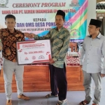 Perwakilan PT Semen Indonesia menyerahkan CSR kepada FMK Desa Pongpongan.