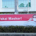Banner bergambar Presiden Jokowi yang dipasang di depan mal.