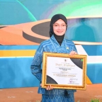 Wali Kota Kediri saat menunjukkan penghargaan yang diterima. Foto: Ist