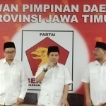 Ketua DPD Partai Gerindra Jatim, Soepriyatno (tengah) mengumumkan pemberian rekom Gerindra kepada Gus Ipul-Puti Guntur di kantor DPD Gerindra Jatim. Foto :DIDI ROSADI/BANGSAONLINE