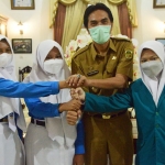 Para siswi peraih medali KSN 2021 saat bertemu dengan Bupati Madiun Ahmad Dawami di Pendopo Muda Graha Kabupaten Madiun, Selasa (25/1).