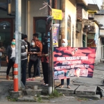 Pimpinan Anak Cabang (PAC) Pemuda Pancasila (PP) Tandes menggalang donasi untuk korban bencana alam NTT di Perempatan Jalan Balongsari Surabaya, Selasa (20/4/2021). (foto: ist)