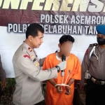 Pelaku curanmor yang juga berprofesi sebagai tukang parkir saat menjelaskan aksi pencurian yang dilakukannya di Mapolsek Asemrowo Surabaya, Senin (7/11/2022). Foto: Ist