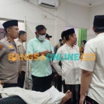 Polisi saat cek kondisi santri di RSU PKU Muhammadiyah Jombang. Foto: Aan Amrulloh/BANGSAONLINE