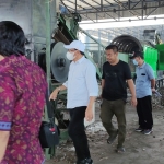 Kepala Dinas Lingkungan Hidup dan Pertanahan Kabupaten Klungkung, I Ketut Suadnyana (pakai kemeja dan topi putih) saat meninjau pengolahan sampah di TPA Jabon.
