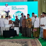 Penyerahan Risalah 99 Kiai Jatim kepada Ketua Umum DPP PKB Abdul Muhaimin Iskandar, Kamis (23/2/2023). foto: MUSTAIN/ BANGSAONLINE