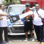 Supriyanto warga Kesatrian Surabaya menerima hadiah mobil dari EM Mas’ud Adnan, Pemimpin Umum HARIAN BANGSA dan BANGSAONLINE.com didampingi Heri Pitono S.E., Direktur Utama PT Dua Cahaya Gemilang Sejahtera dan Deny Haryanto (kiri) Team Leader EO Tapak Kaki.