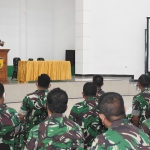 Suasana ketika Kasrem 084/BJ, Kolonel INF Erwin Rustiawan, memberikan pembekalan dan wawasan terhadap personel Bintara dan Tamtama baru.