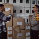 Kapolres Mojokerto Kota, AKBP Daniel S. Marunduri, saat meninjau gudang logistik KPU di Jalan Tropodo.