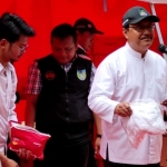 Menteri Sosial, Saifullah Yusuf saat meresmikan lumbung sosial di Balai Desa Blimbing, Kecamatan Mojo, Kabupaten Kediri.