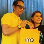  Fahd Yudhanegoro, EVP Head of Circle Java Indosat Ooredoo Hutchison saat memberi cinderamata kepada Eni Siswanto, pemilik Tahu Mar. Foto: Muji Harjita/BANGSAONLINE