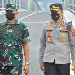 Kapolres Bojonegoro, AKBP Muhammad, bersama Danrem 082/CPYJ, Kolonel Inf M Dariyanto, saat di Jembatan Terusan Bojonegoro Tuban. Foto: EKY NURHADI/ BANGSAONLINE