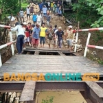 Kondisi  jembatan penghubung antara Desa Daleman-Pesarenan Kecamatan Kedungdung yang direncanakan diperbaiki akhir tahun. Foto: MUTAMMIM/BANGSAONLINE
