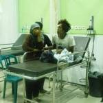 TERLUKA – Korban saat mendapatkan perawatan di RS Widodo Ngawi, kemarin. foto: zainal abidin/BANGSAONLINE