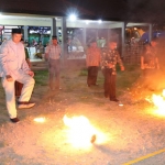 Bupati Pacitan Indartato dan Kapolres Pacitan AKBP Sugandi saat melakukan tendangan bola api sebagai tanda dimulainya sepakbola Brojo Geni.