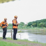 Petugas BPBD Kota Kediri saat memantau sungai Brantas. (Ist)