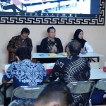 Plt Kepala Dinas Kominfo Kabupaten Kediri, Nur Miftahul Fuad (tengah) saat memberi sambutan.