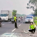 Petugas saat melakukan olah TKP kecelakaan di Jalan Raya Porong, Sidoarjo.