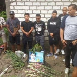 Para pemain Timnas All Star saat ziarah ke makam almarhum Choirul Huda.