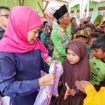 Khofifah saat menyapa siswa yang terdampak banjir luapan Sungai Rejoso di Kabupaten Pasuruan.