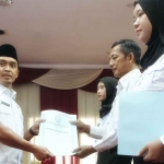 Wali Kota Pasuruan saat menyerahkan SK PPPK Tahap I 2024.