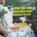 Prajurit Kodim 0820 saat menyerahkan sampel urine untuk dites narkoba.