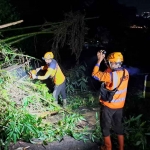 Petugas saat meninjau longsor di Dusun Kekep, Desa Tulungrejo, Kecamatan Bumiaji, Kota Batu.
