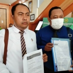 Kuasa Hukum Prayogo Laksono didampingi timnya menunjukkan bukti pelaporan gugatan perdata di PN Nganjuk, Senin (8/9) kemarin.