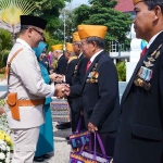 Pj Wali Kota Batu saat memberikan tali asih untuk veteran di Kota Agropolitan.