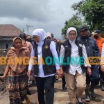 Gubernur Khofifah ketika meninjau lokasi terdampak APG Semeru. Foto: DEVI FITRI AFRIYANTI/BANGSAONLINE