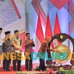 Gubernur Jatim Khofifah Indar Parawansa didampingi Wakil Gubernur Emil Dardak saat membuka acara. Foto: Devi Fitri Afriyanti/BANGSAONLINE