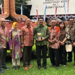 Plt Wali Kota Pasuruan Raharto Teno Prasetyo foto bersama jajaran OPD usai menerima Piala Adipura. foto: ARDIANZAH/ BANGSAONLINE