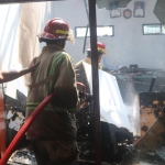 Petugas saat memadamkan api di Kantor Desa Ngudirejo.