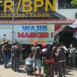 Belasan warga Desa Wadung, Kecamatan Jenu saat menggeruduk Kantor Badan Pertanahan Negara (BPN), Senin (3/8). 