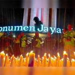 Aksi solidaritas dengan menyalakan 1.001 lilin digelar para driver ojol di Monumen Jayandaru, Sidoarjo.