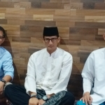 Sandiaga S.Uno diapit KH. Imam Buchori (kanan) dan Rocky Gerung (kiri) di rumah Pengasuh Pondok Pesantren Sambilangan KH. Sofwan Tajul Arifin.